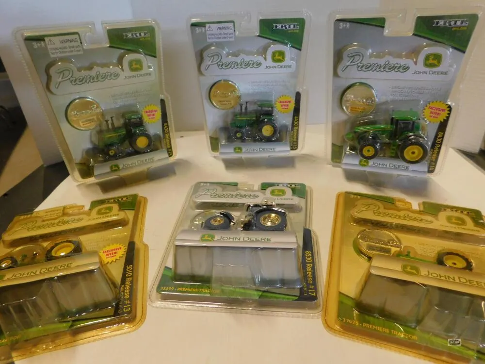 1/64 JOHN DEERE PREMIERE W/MUDDY 4430 & GOLD 8530