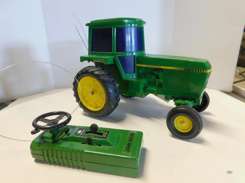 1/16 ERTL JOHN DEERE REMOTE CONTROL TRACTOR