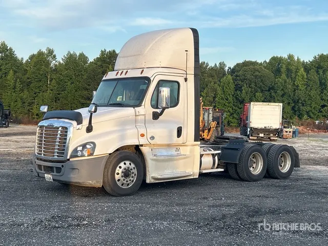 2017 Freightliner Cascadia 125 6x4 T/A Day Cab Truck Tractor