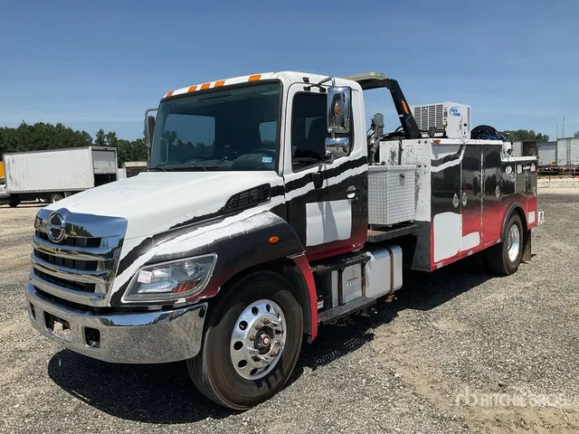 2017 Hino 268 4x2 Service Truck