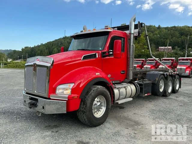 2020 Kenworth T880 8x4 Roll-Off Truck