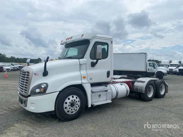 2016 Freightliner Cascadia 125 6x4 T/A Day Cab Truck Tractor