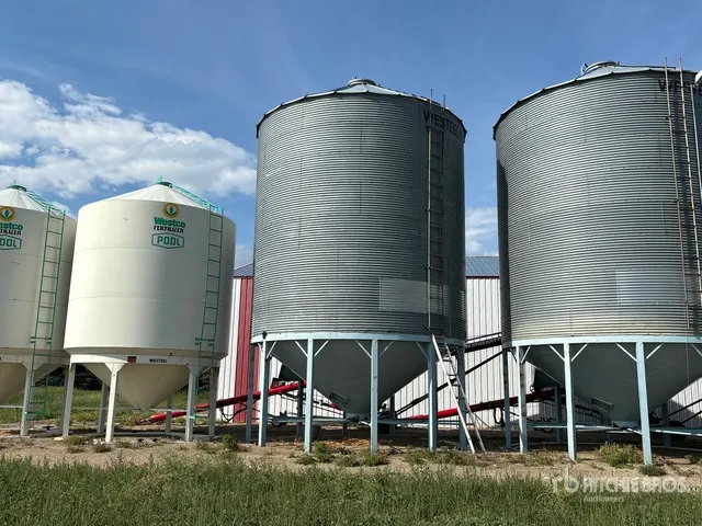 Westeel-Rosco +/- 5500 bu 8 Ring Hopper Grain Bin