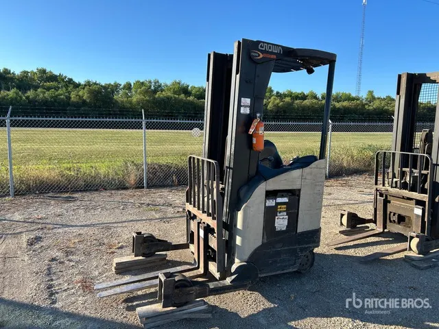 2015 Crown RR5725-45 4500 lb Electric Forklift