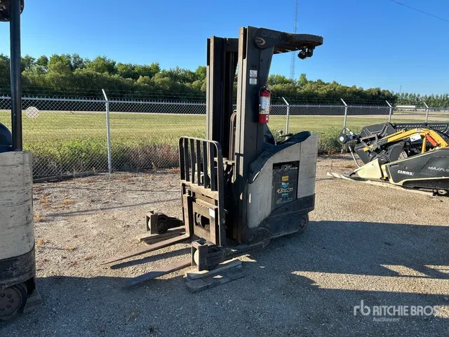 2004 Crown RR522545 4500 lb Electric Forklift