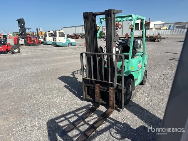 2000 Mitsubishi FG25 4400 lb Pneumatic Tire Forklift
