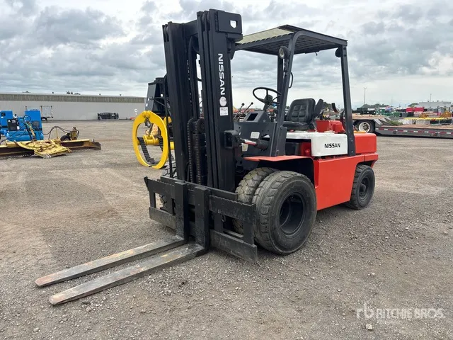 1990 Nissan UGF03A40V 8000 lb Cushion Tire Forklift