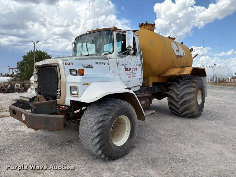 1990 Ford LN8000 applicator truck