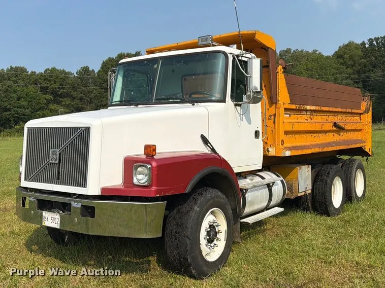 2001 Volvo WG dump truck