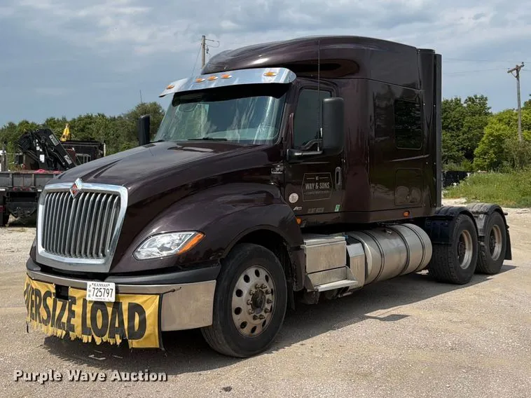 2019 International LT625 semi truck