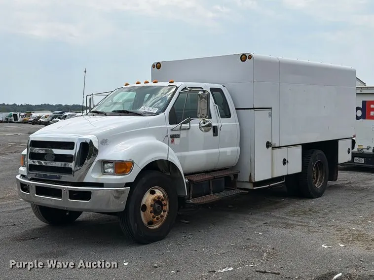 2010 Ford F750 Super Duty XL Crew Cab chipper truck