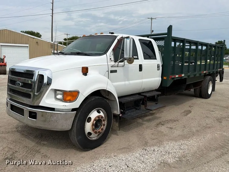 2004 Ford F650 Super Duty Crew Cab flatbed truck