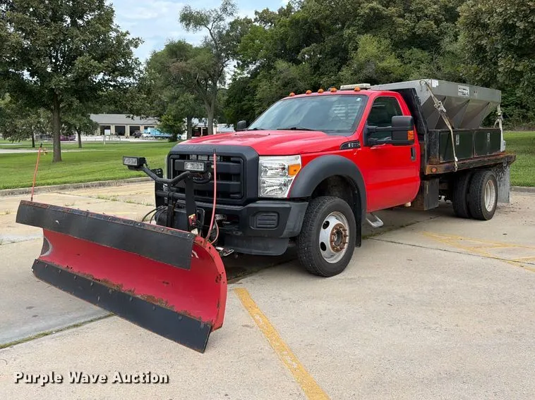 2016 Ford F550 Super Duty flatbed truck