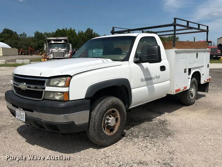 2007 Chevrolet Silverado 2500HD utility bed pickup truck