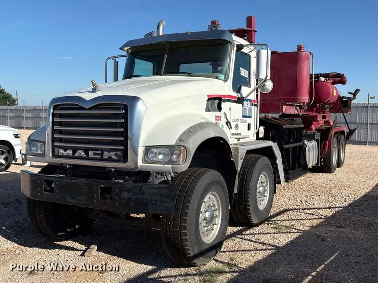 2013 Mack GU713 drilling rig truck