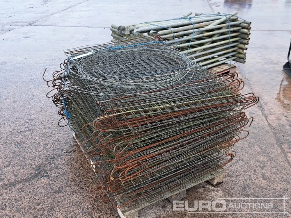 Galvanised Scaffolding Tower & Galvanised Wire Panels (86 of)