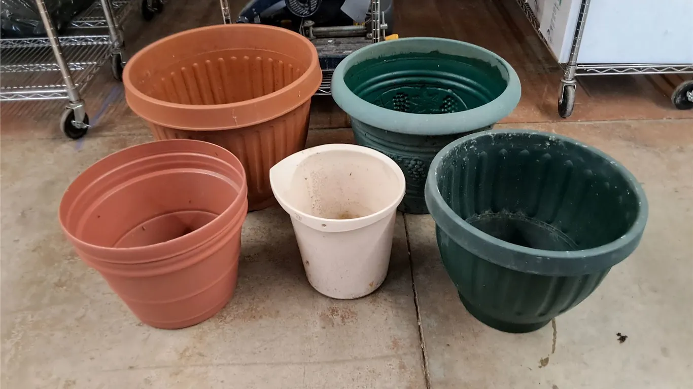 **Assorted Plastic Planters - PICKUP ONLY