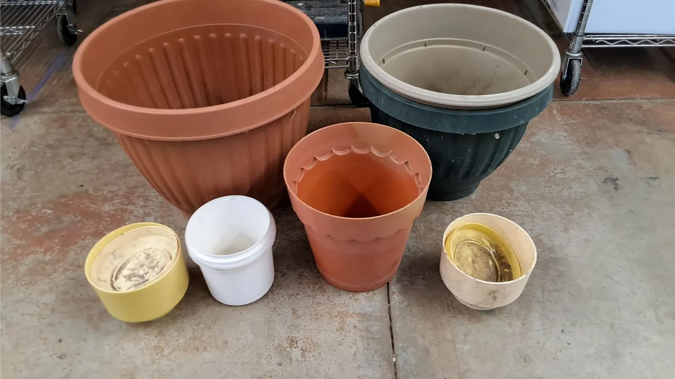 **Assorted Plastic Planters - PICKUP ONLY