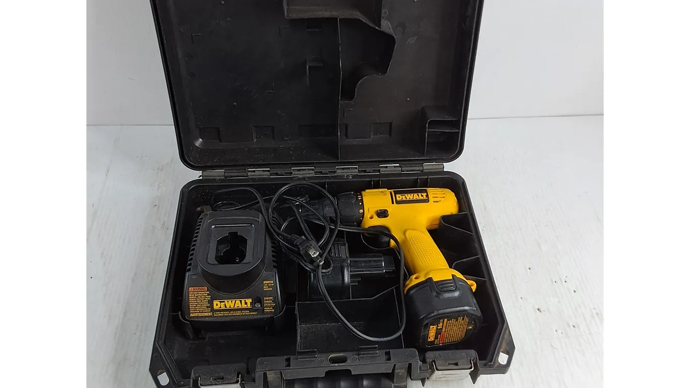 DeWalt Cordless Drill Kit - Charger Powers On