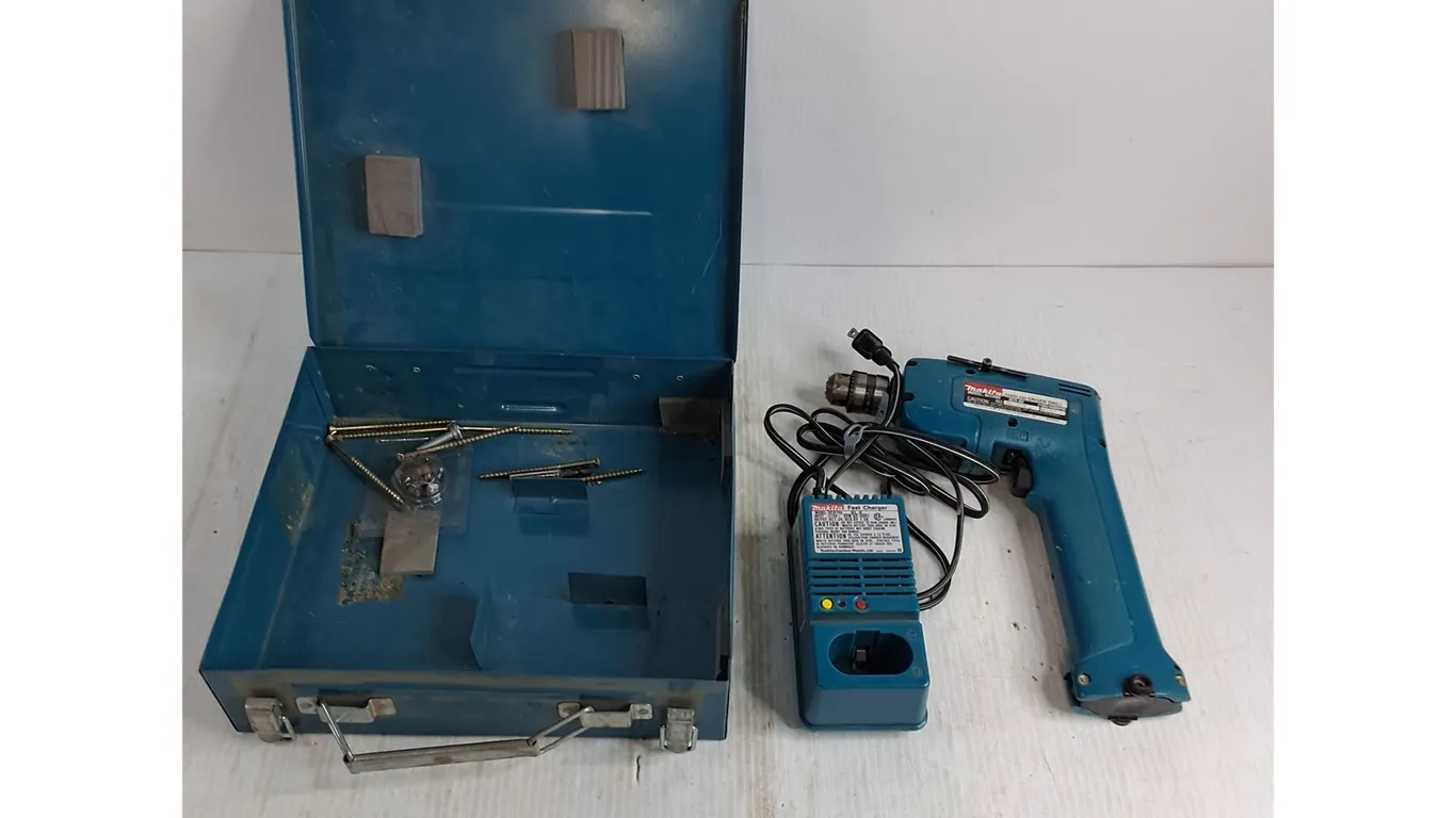 Makita Cordless Drill Kit - Charger Powers On