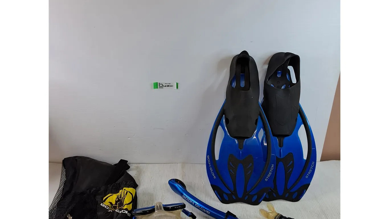 Body Glove Snorkeling Gear, Snorkel, Goggles, Flippers Size 11-14, Carry Bag