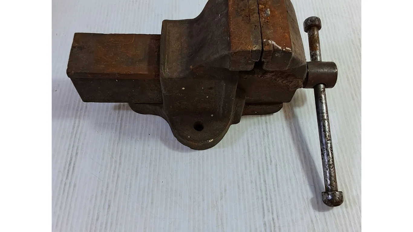 Heavy-Duty Bench Vise. Jaw 4" Cannot Ship