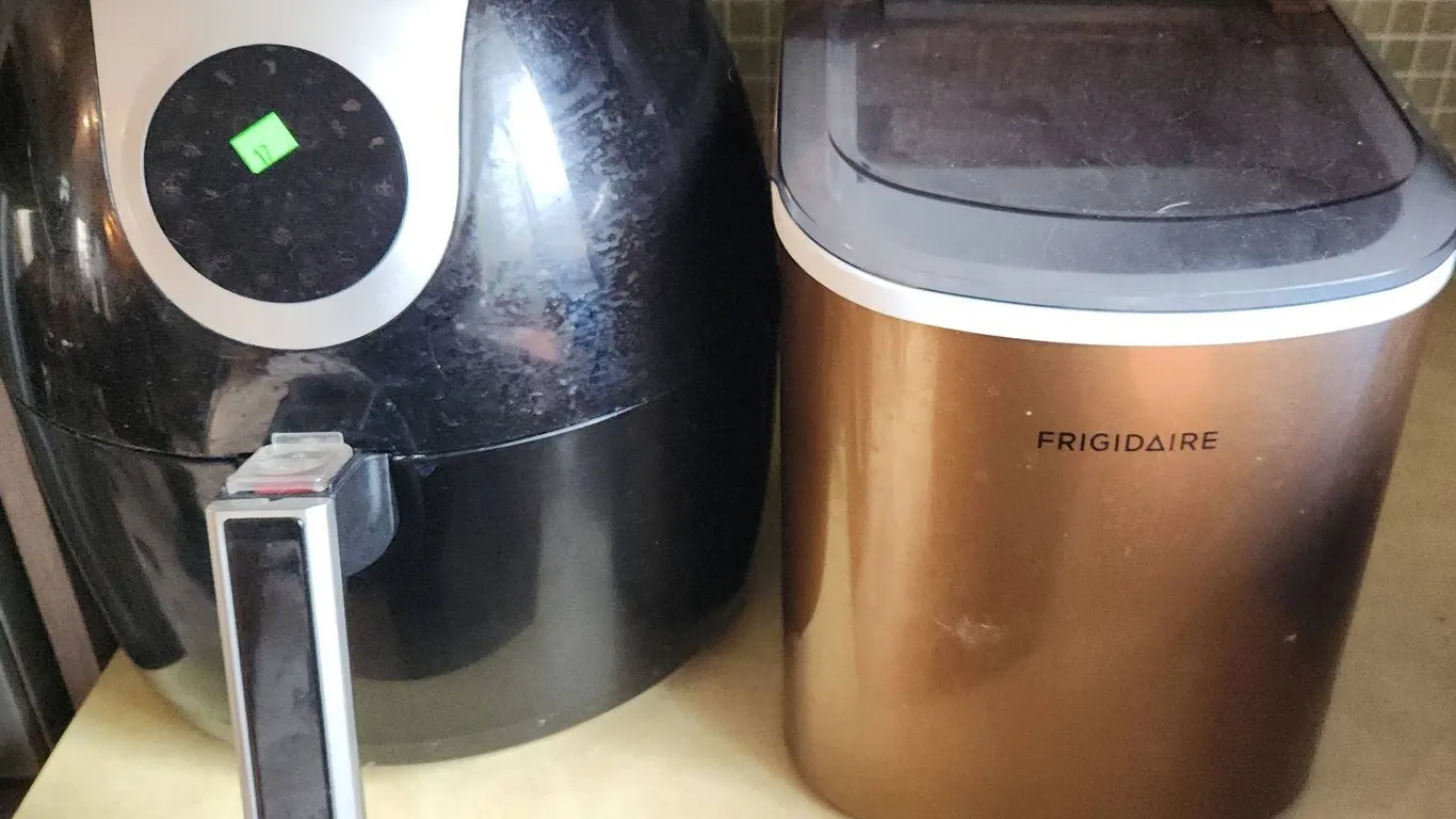 Insignia NS-AF50BK2-C Digital Air Fryer and Frigidaire EFI206-COPPER Ice Maker