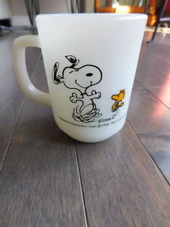 1965 SNOOPY FIREKING COFFEE MUG, SCARCE