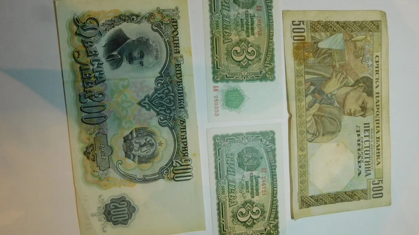 4 FOREIGN BANK NOTES