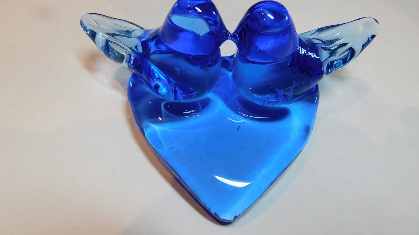 COBALT BLUE TWO DOVE SIGNED PAPERWEIGHT, SIGNED RON RAY 1990
