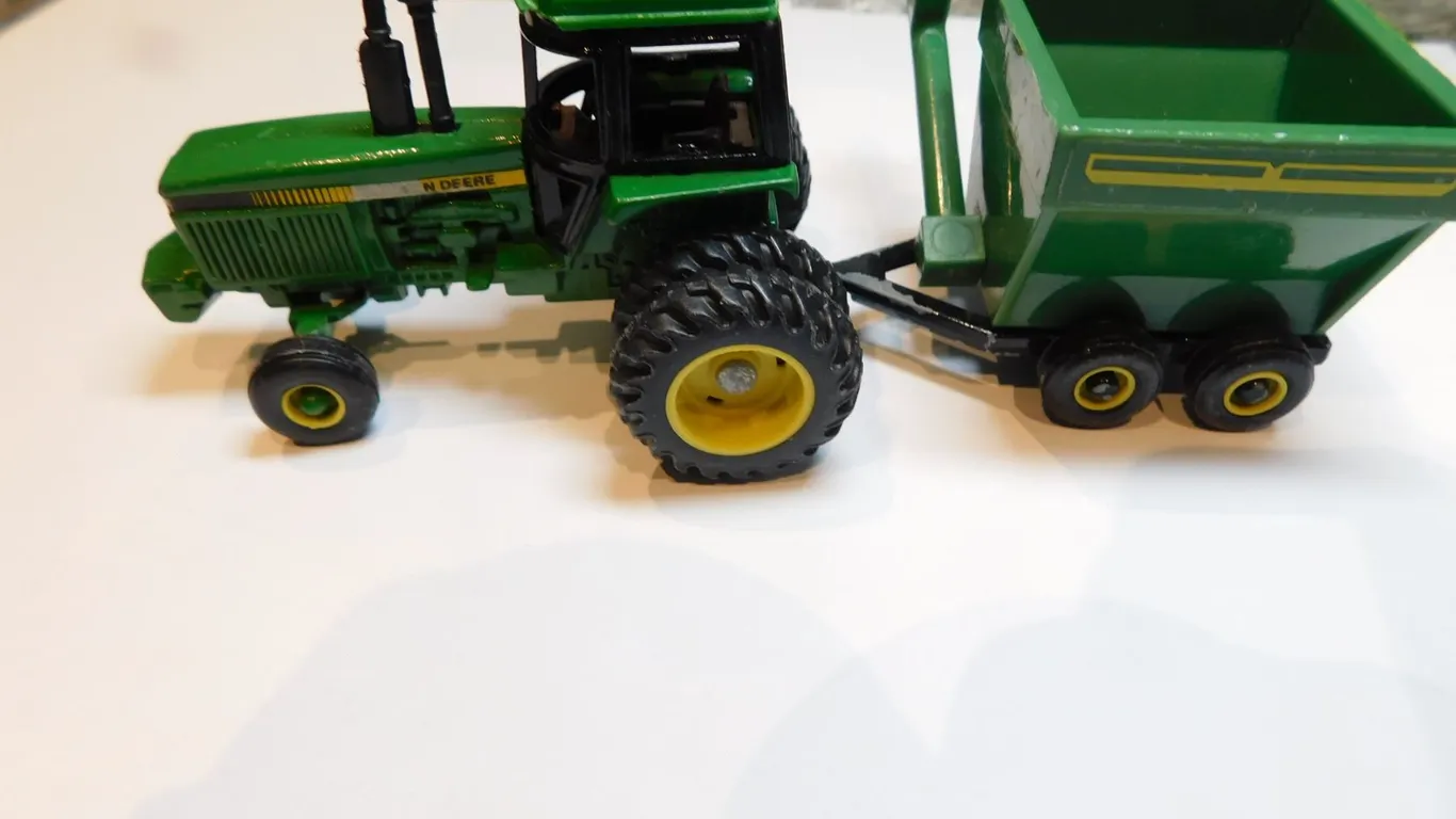 JOHN DEERE ERTL FARM TOYS