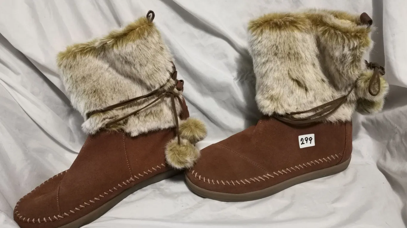 Toms Mukluks Great Condition, US Size 9