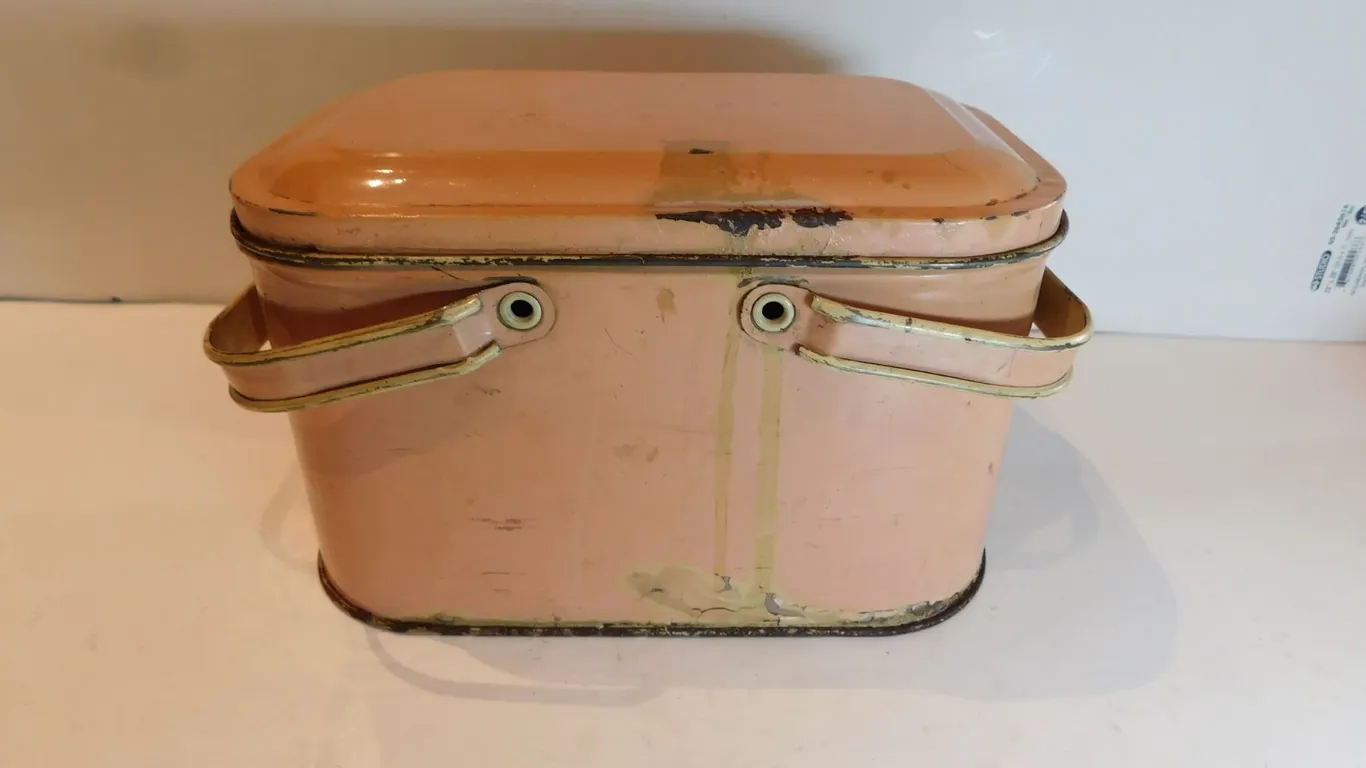 VINTAGE PINK LUNCHBOX