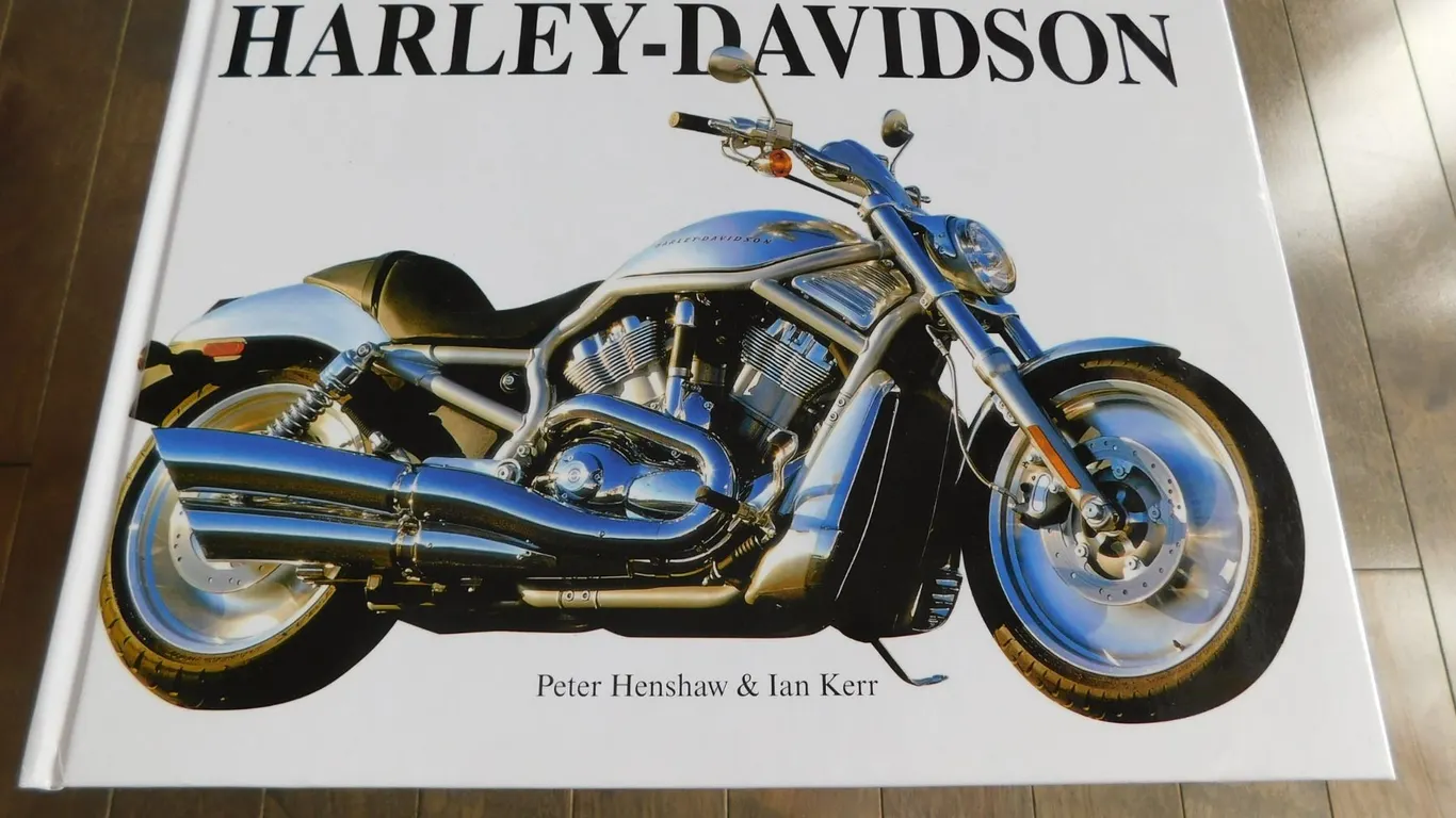 ENCYCLOPEDIA OF HARLEY DAVIDSON COFFEE TABLE BOOK