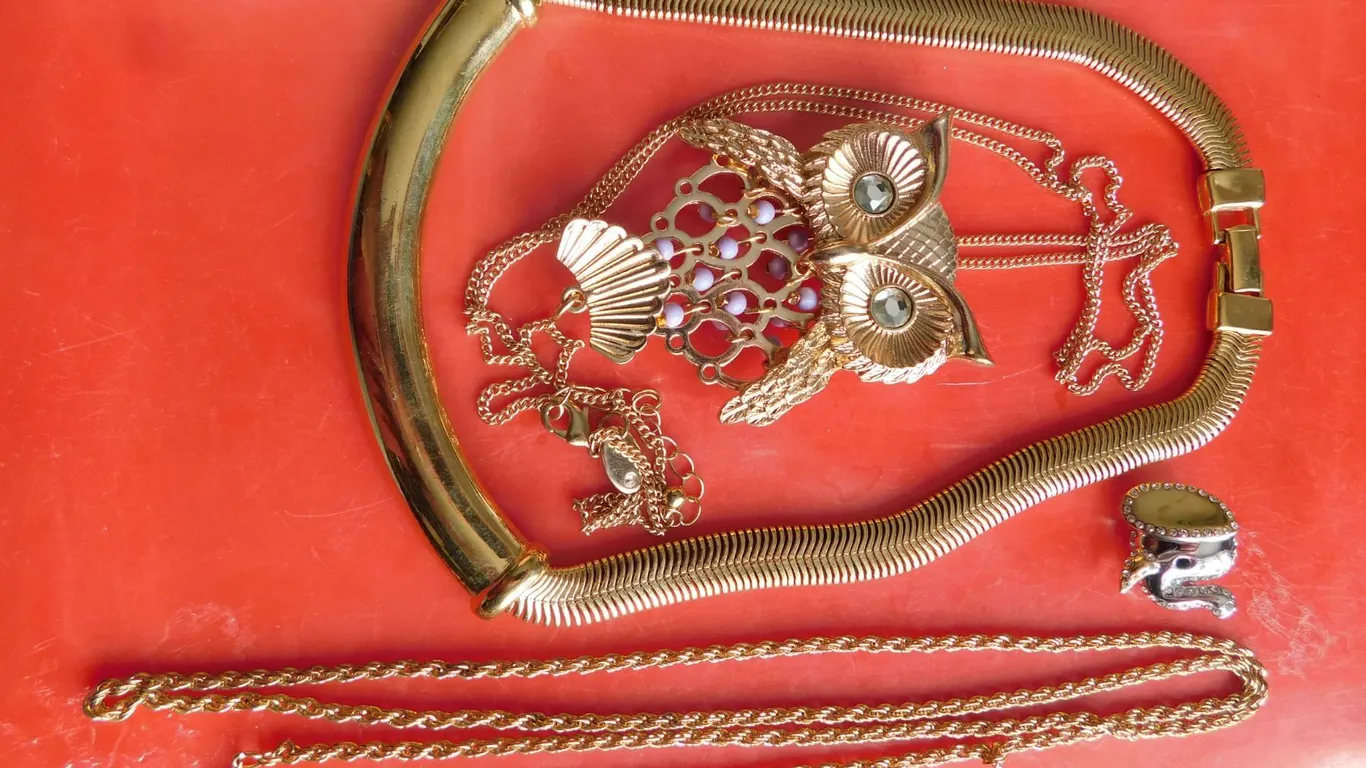 GOLD TONE JEWELLRY LOT