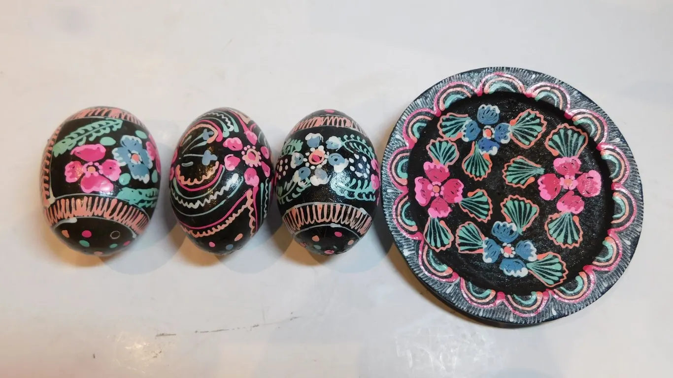 WOODEN PYSANK EGGS AND PLATE