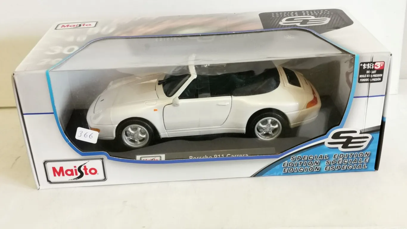 Maisto 1:18 Scale Die-Cast Porsche 911 Carrera