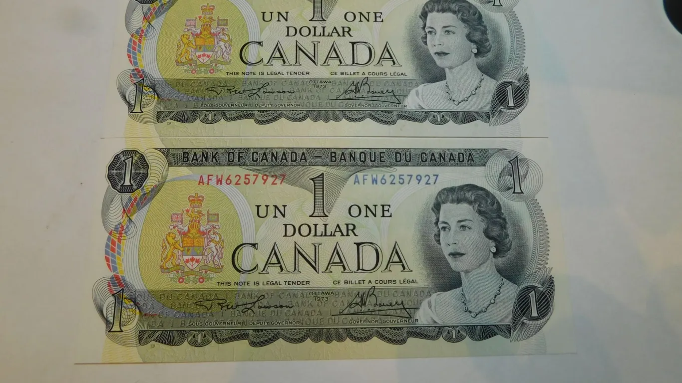 2-CONSECUTIVE NUMBER ONE DOLLAR BILLS 1973 ISSUE, UNC
