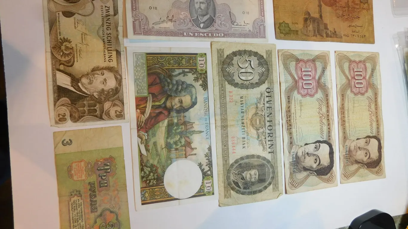 8 FOREIGN BANK NOTES