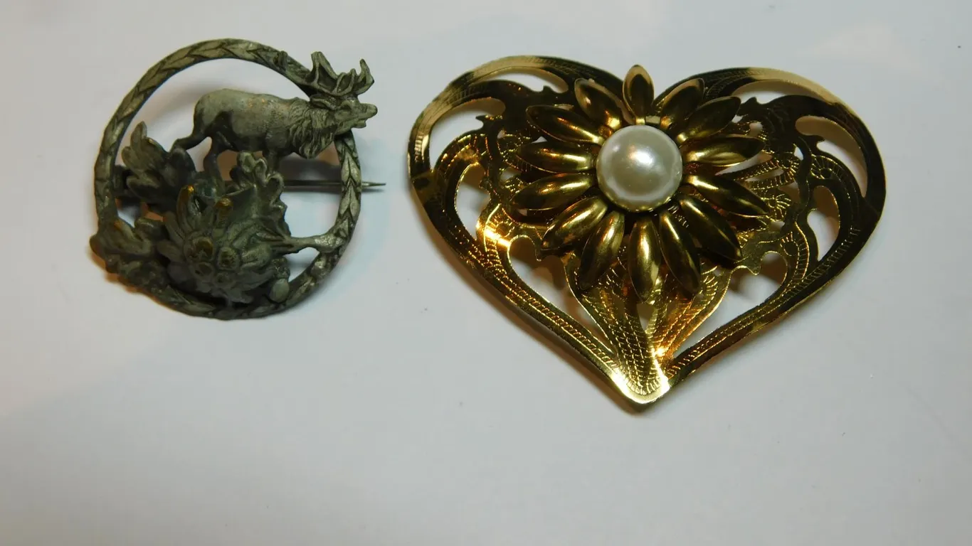 2 VINTAGE BRAOCHES