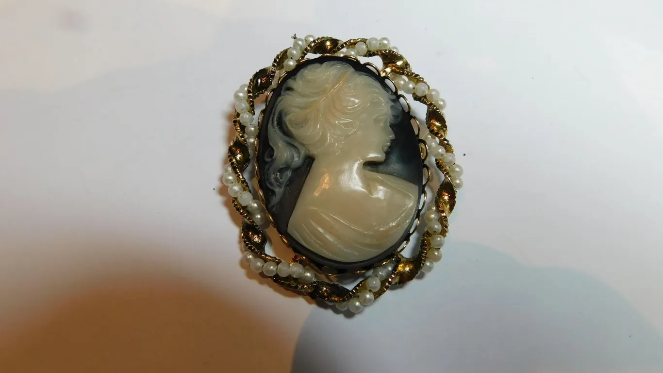 CAMEO AND PEARL GOLDTONE BROACH