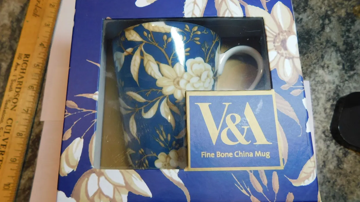 VICTORIA AND ALBERTG MUSEUM MUG IN NIB