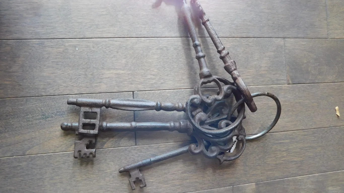 VINTAGE STEEL DECORATIVE KEYS