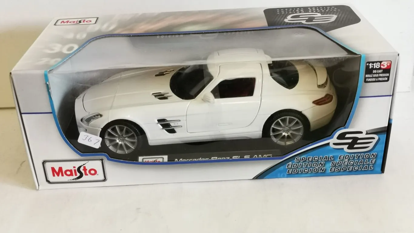 Maisto 1:18 Scale Die-Cast Mercedes-Benz SLS AMC