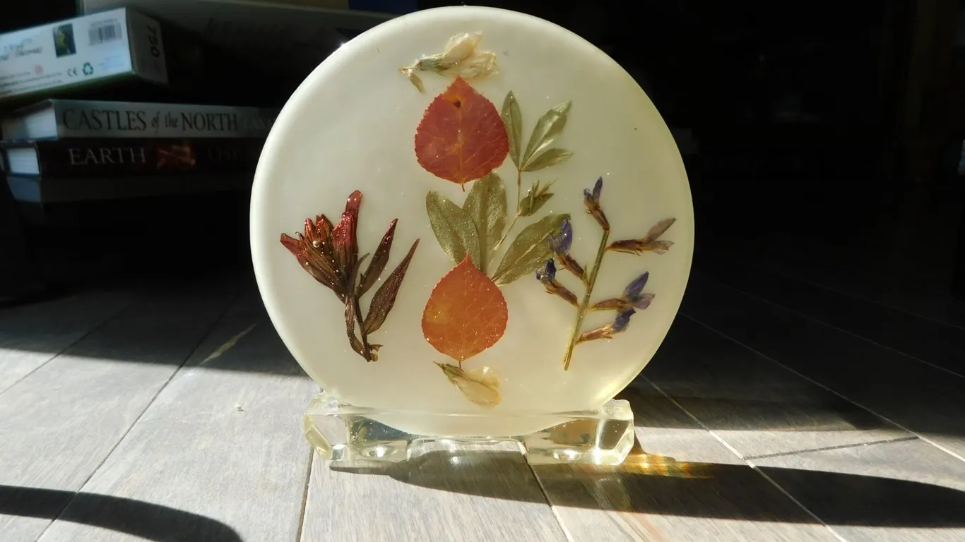 LUCITE NAPKIN HOLDER, WITH DRIED FLOWERS
