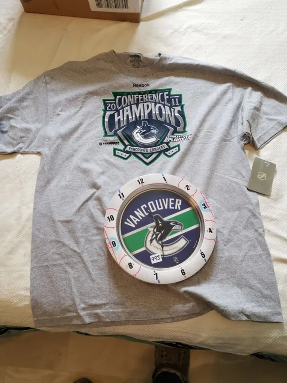 Vancouver Canucks Wall Clock & T-Shirt (XL New w/Tags)