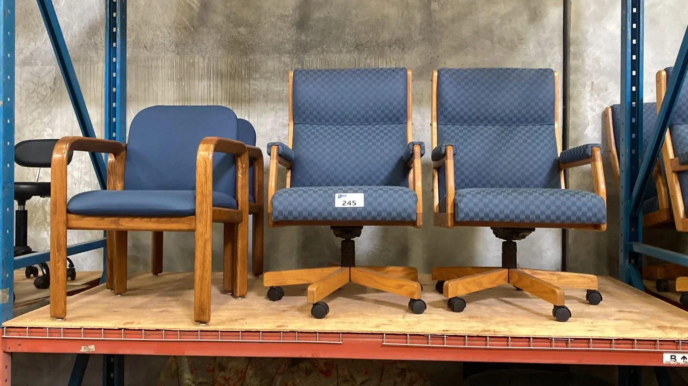 4 OAK FRAMED BLUE FABRIC UPHOLSTERED EXECUTIVE OFFICE CHAIRS