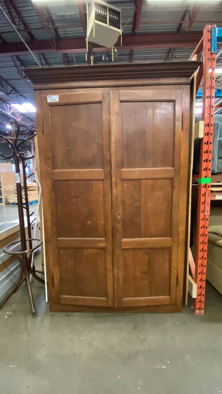 ANTIQUE OAK 2 DOOR LARGE PANTRY/STORAGE CABINET