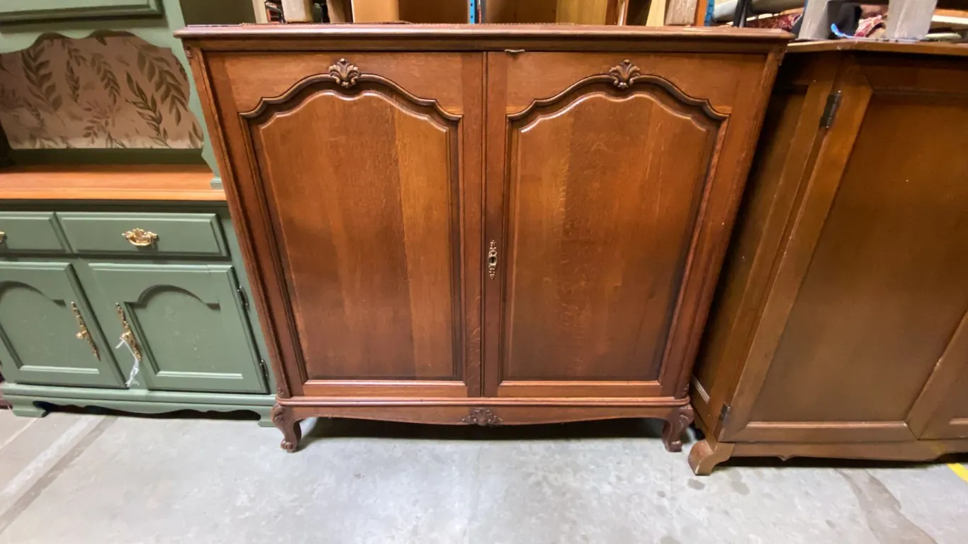 ANTIQUE OAK 2 DOOR BUFFET CABINET