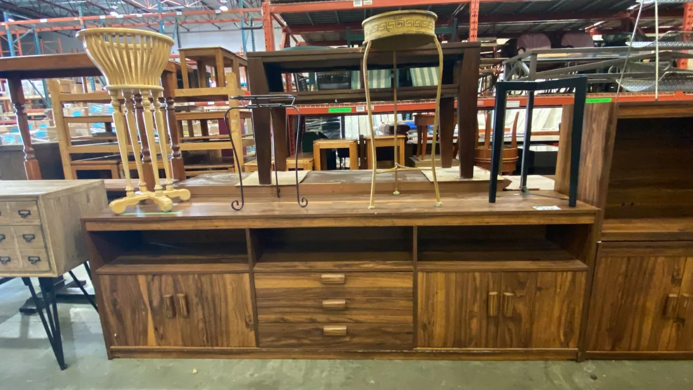 ENTERTAINMENT CENTER CABINET AND 4 ASSORTED STANDS
